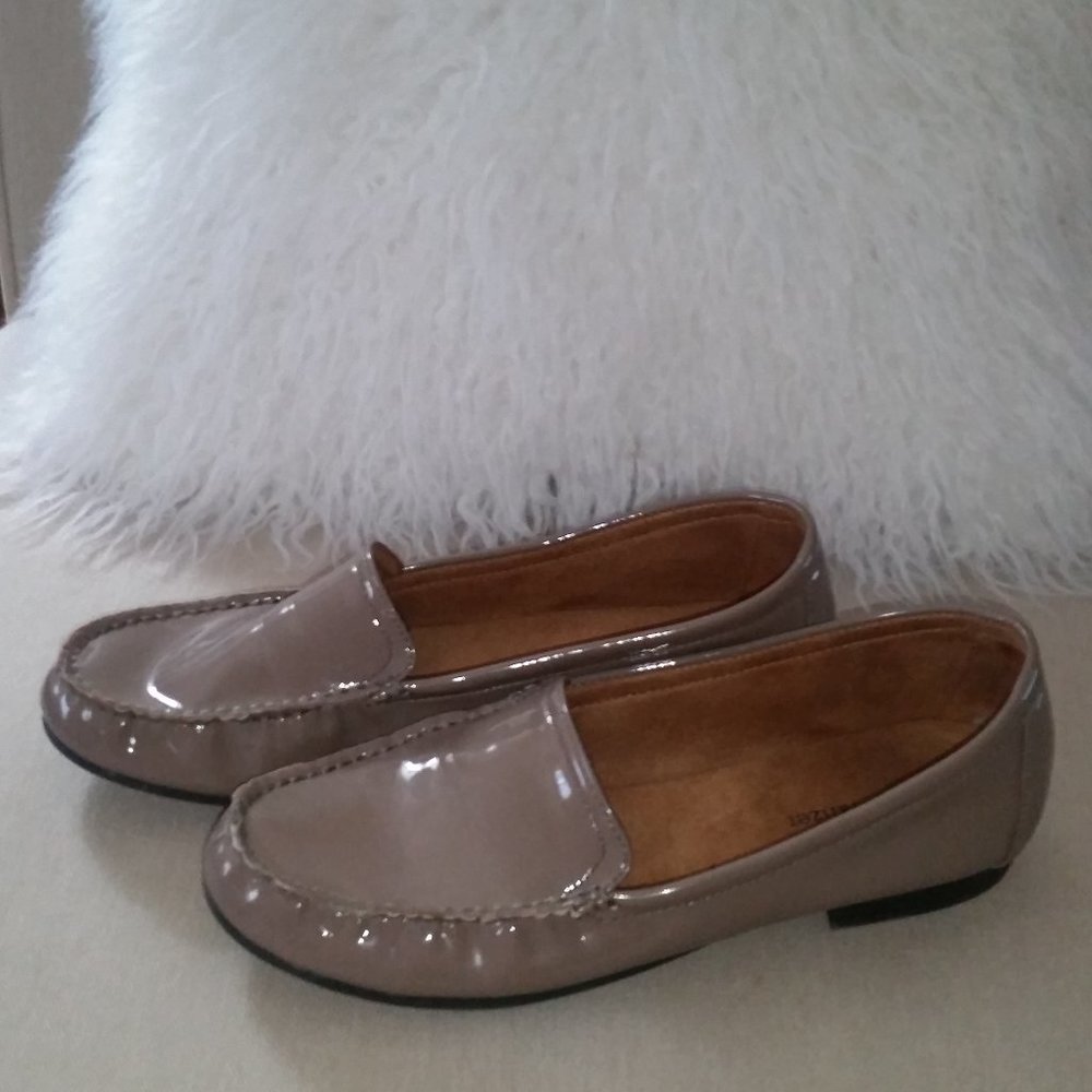 Naturalizer Simmons tan patent loafers EUC